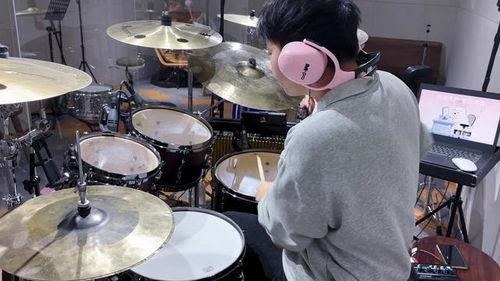 男人成人架子鼓视频教学,跟随成人架子鼓视频教程，轻松掌握鼓艺