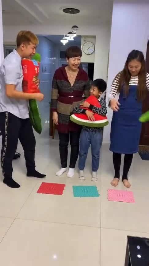 成人挑战指压板视频大全,挑战极限！成人指压板视频大全带你体验疼痛与欢乐的极致之旅